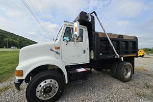 1998 International 8100 4X2  Truck-Dump